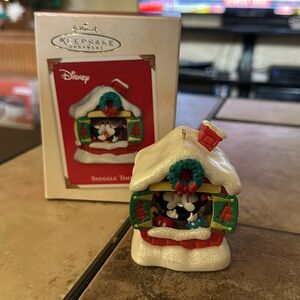 Hallmark 2002 DISNEY SNUGGLE TIME Keepsake Ornament Christmas Decoration